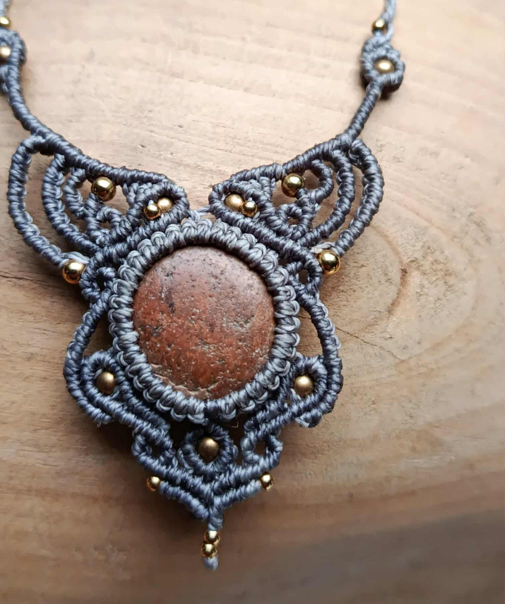 Bijou Artisanal en Micromacramé – Collier Galet Ocre, Fil Gris et Perle en Laiton