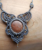 Bijou Artisanal en Micromacramé – Collier Galet Ocre, Fil Gris et Perle en Laiton