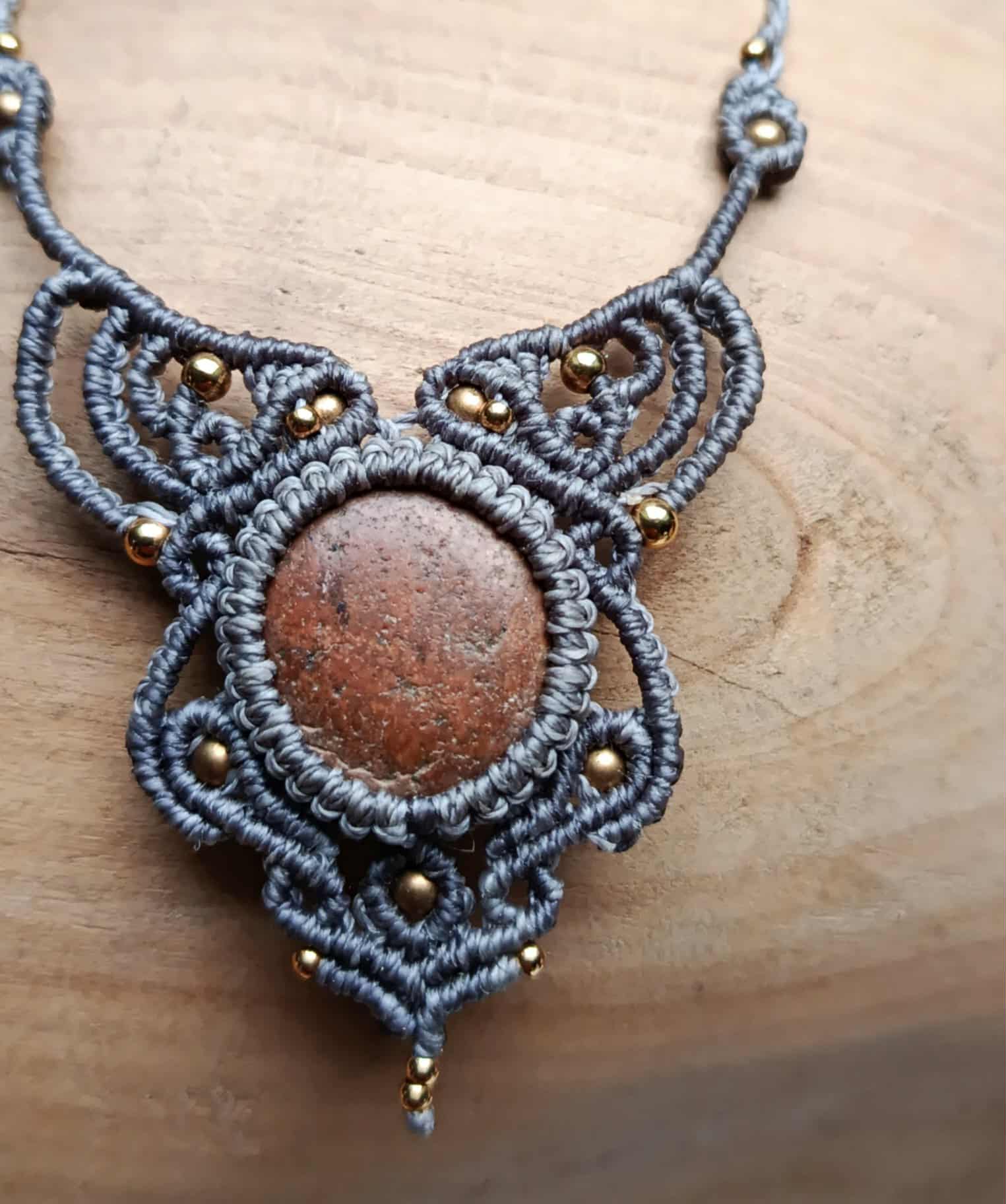 Bijou Artisanal en Micromacramé – Collier Galet Ocre, Fil Gris et Perle en Laiton