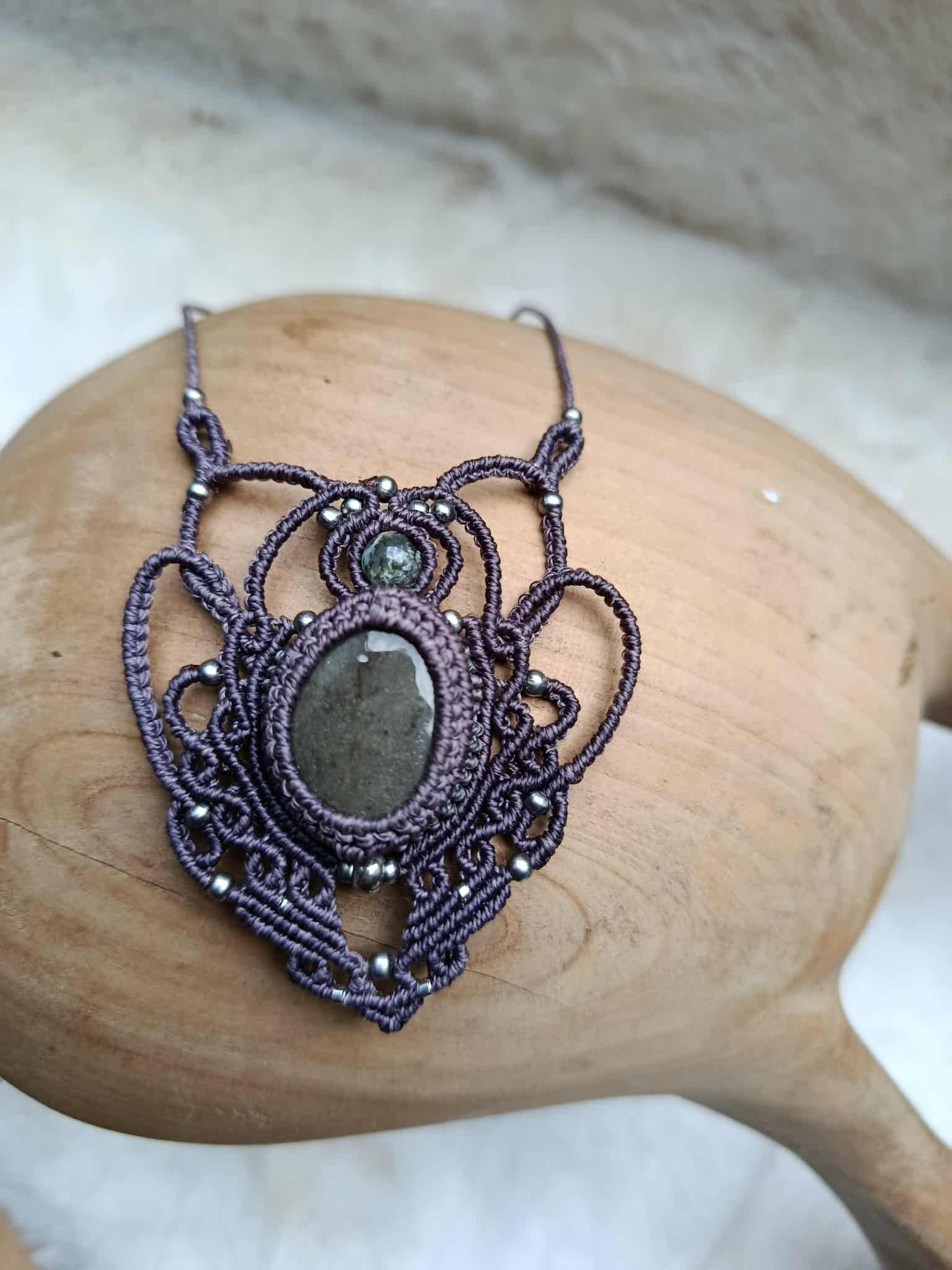 Bijou Artisanal en Micromacramé – Collier Mini Plastron Violet, Galet Vernis et Perles Acier