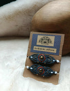 Lacets blancs avec bijou en micromacramé bleu vert et cuivré, perles laiton et acier inoxydable