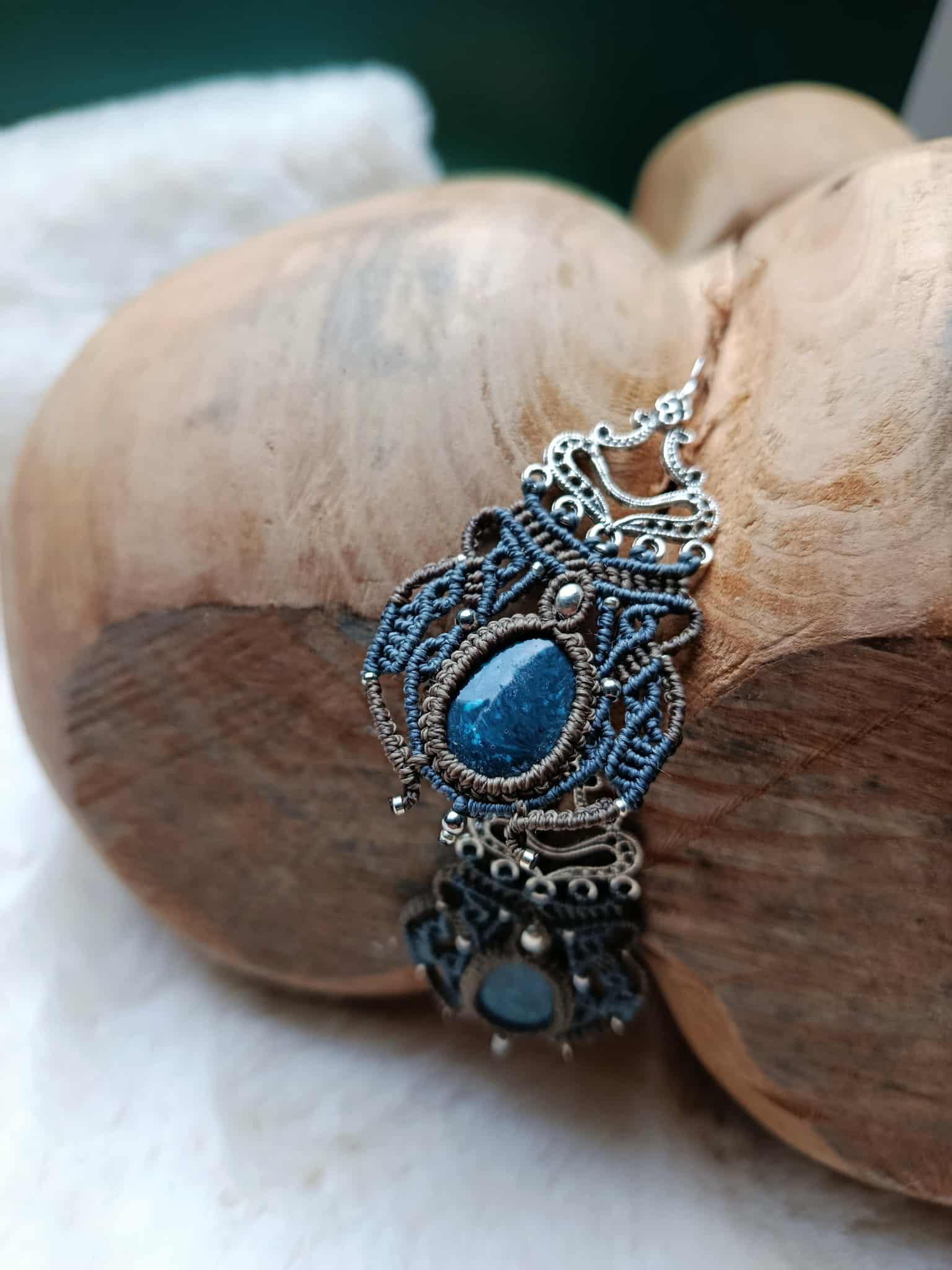 Boucles d’oreilles en micromacramé bleu et chocolat – Cabochon en pâte polymère, perles et support en acier inoxydable – Bijou artisanal bohème chic