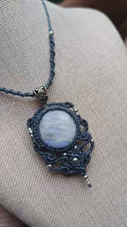 Collier upcyclé en micromacramé bleu orage – Pierre de Lune & acier inoxydable